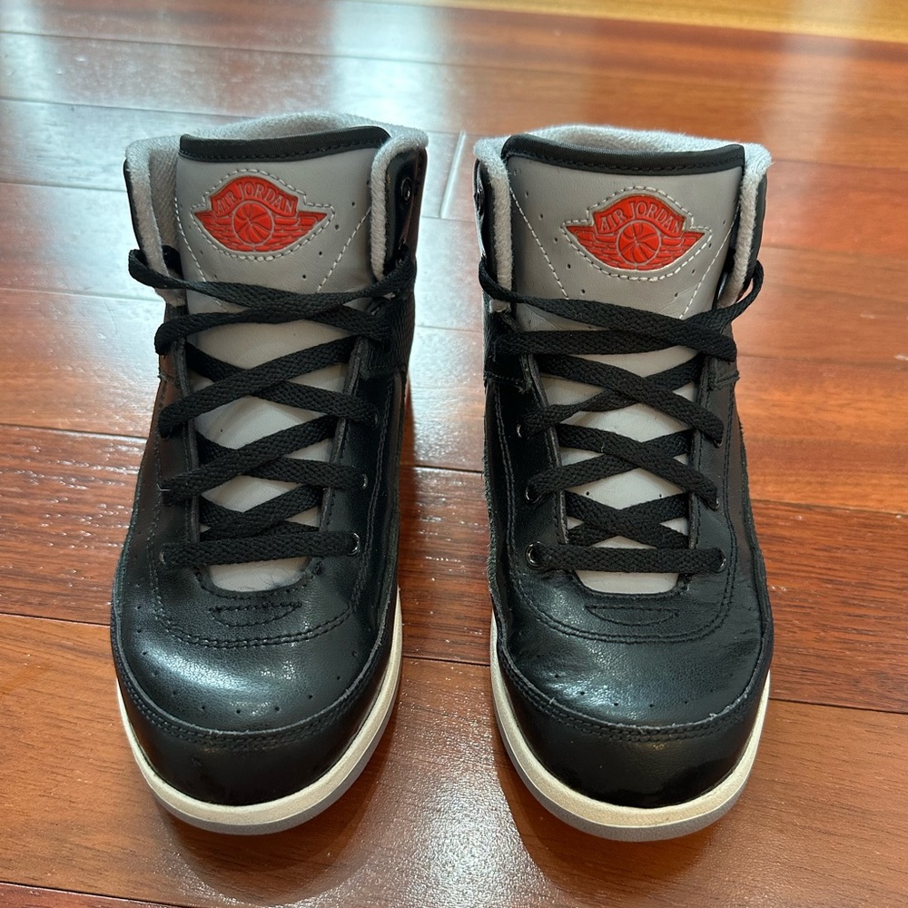 LIKE NEW Jordan 2 Retro Boys